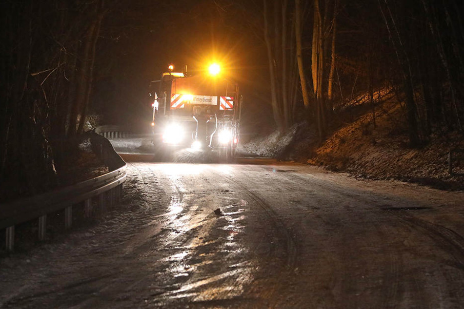 Nachdem sich ein so massiver Eispanzer gebildetet hatte, rückte der Winterdienst schließlich im Zschonergrund an.