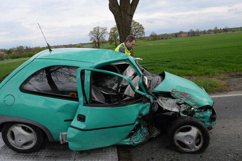 Der Corsa wurde bei dem Unfall komplett zerstört.