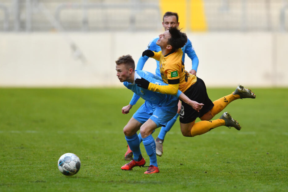 Jakob Gesien (l.) durfte beim Test in Dresden ran, lässt hier Dynamos Baris Atik abprallen.