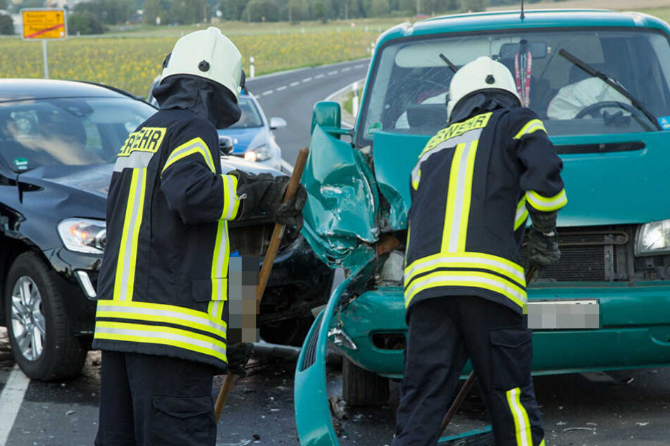Der Fahrer des Volvo nahm dem VW Bus die Vorfahrt und krachte in das Auto. Ein Kind wurde verletzt.