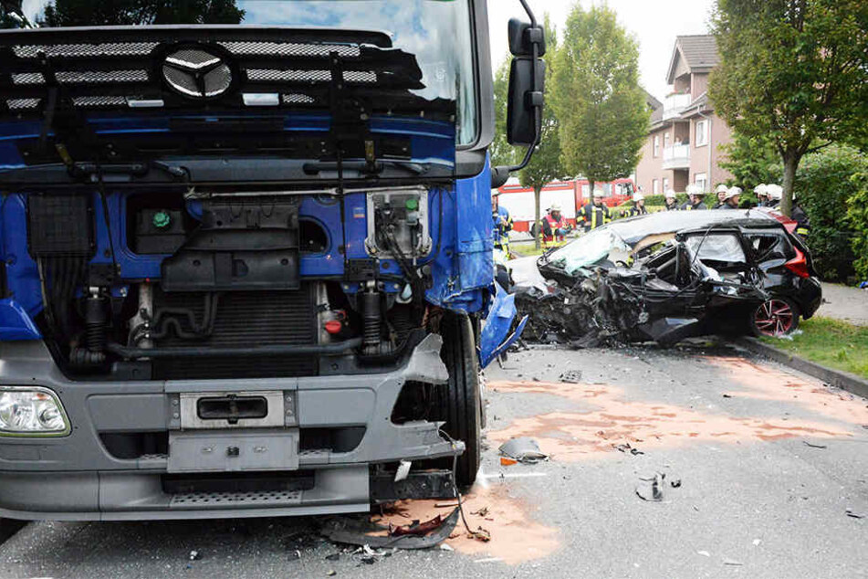 Zuerst krachte der Nissan frontal in den Lkw.