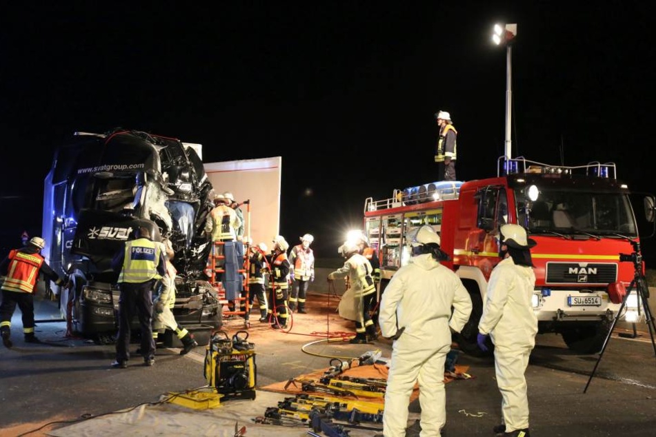 Die Autobahn bleibt noch mehrere Stunden gesperrt, eine Umleitung ist eingerichtet.