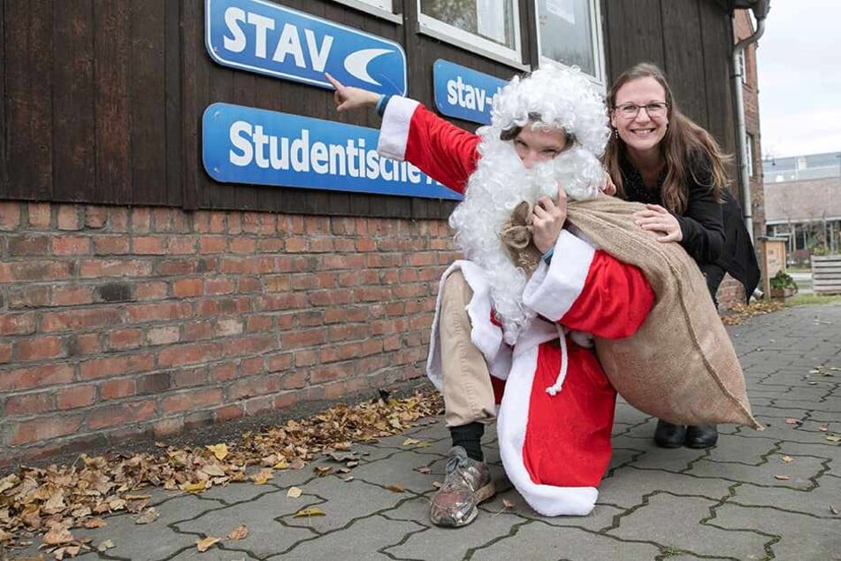 Peggy Zöllner sucht noch händeringend Weihnachtsmänner. Aktuell haben sich bei ihr in der Vermittlung 54 Männer gemeldet, die Heiligabend als Weihnachtsmann in Dresden, Coswig oder Radebeul Geschenke verteilen wollen.