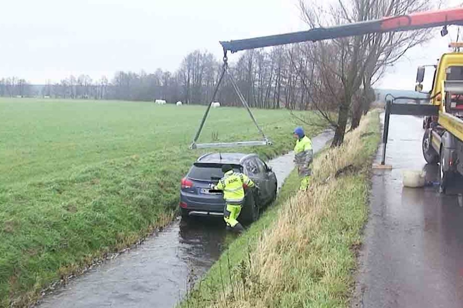 Die Rettungskräfte fanden den Mann in Schock in seinem Auto.