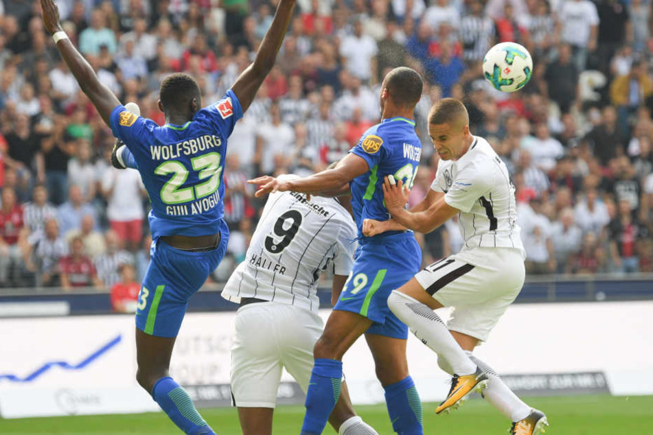 Mijat Gacinovic (rechts) und die Eintracht konnten sich gegen die Wolfsburger nicht durchsetzen.