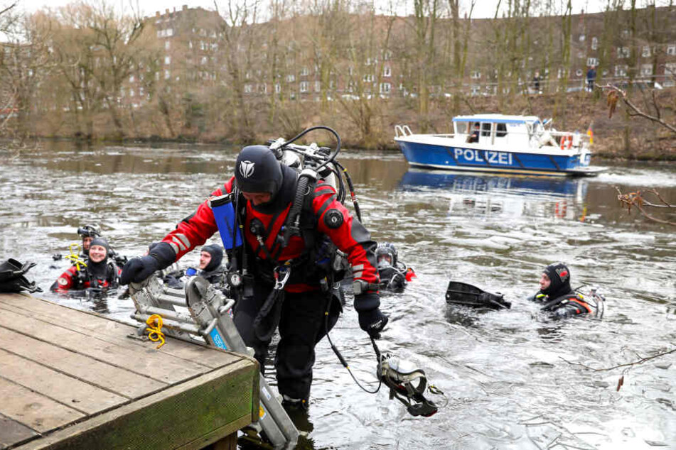 Berufstaucher von Polizei, Feuerwehr und DLRG steigen für die Tauchaktion "Hamburg räumt auf 2018" in den Isebekkanal. Im Rahmen der Aktion suchen Taucher in Gewässern der Hansestadt nach Müll.