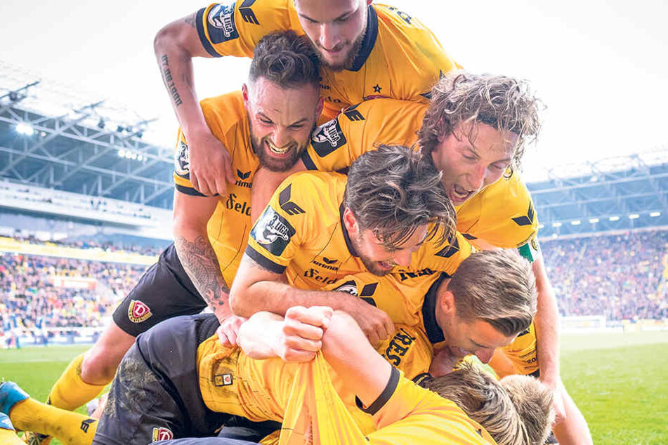 Schwarz-gelber Jubelhaufen und Niklas Kreuzer mittendrin. Bei Dynamo erlebte er in drei Jahren viele emotionale Momente.