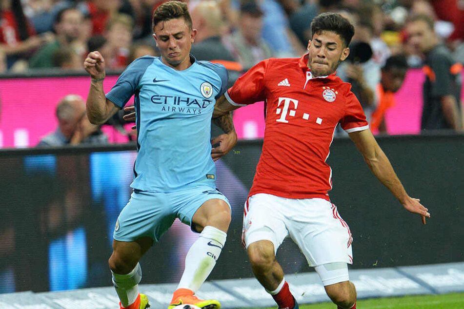 Pablo Maffeo (l.) beim Testspiel von Manchester City gegen den FC Bayern München in der Allianz Arena.