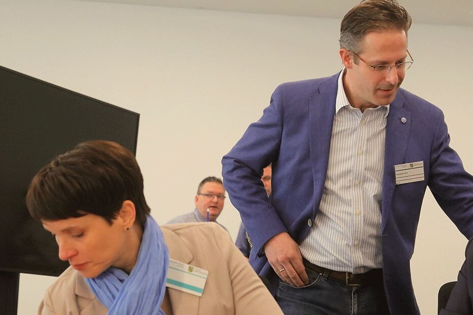 Frauke Petry (43) mit Ehemann Marcus Pretzell (45) im Gericht.
