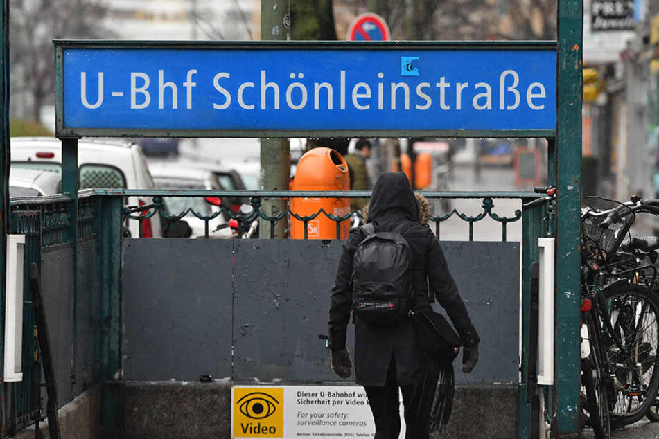 Die angeklagten Jugendlichen versuchten am ersten Weihnachtsfeiertag einen schlafenden Obdachlosen im U-Bahnhof Schönleinstraße anzuzünden.