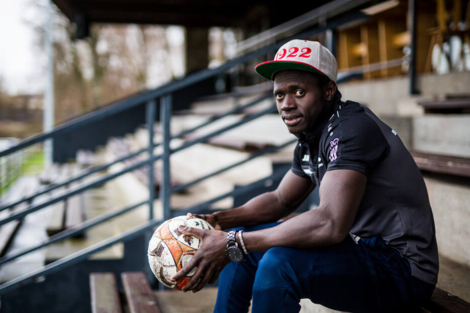 Kebba Manneh sitzt im Wutachstadion auf der Tribüne seines Fußballvereins SC Lauchringen.