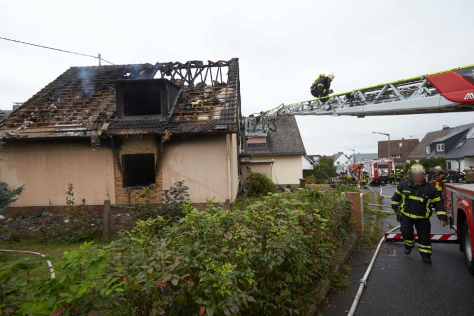 Wegen der hohen Einsturzgefahr mussten sich die Feuerwehrleute aus dem Innenbereich des Hauses zurückziehen.