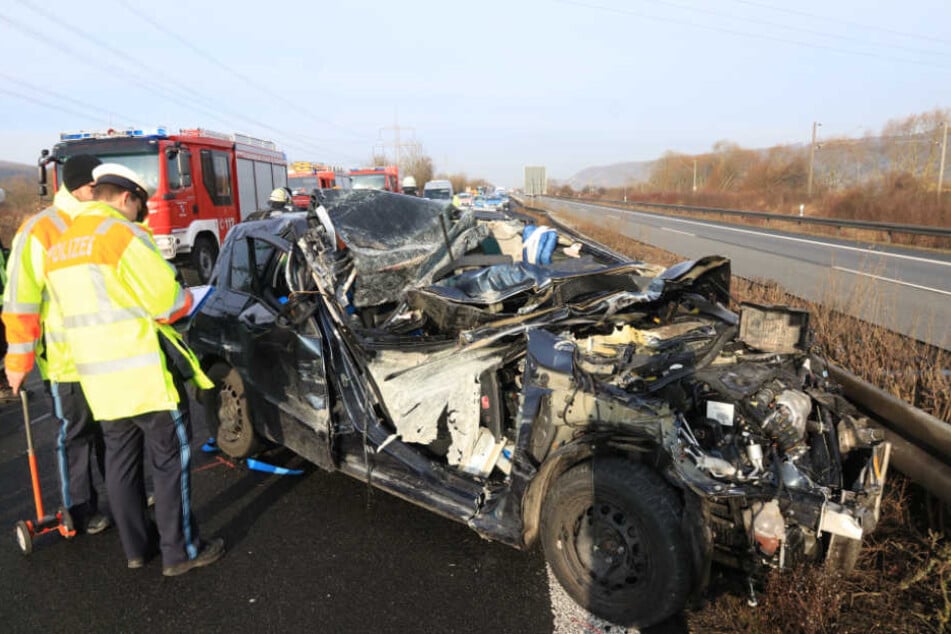 Der Autofahrer musste durch die Feuerwehr aus seinem Pkw befreit werden.