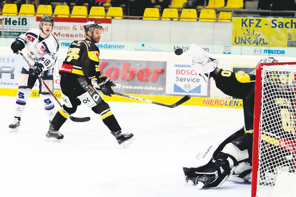 Timo Walter (l.) hat vor Josef Frank abgezogen, aber der Bad Tölzer Goalie Andreas Mechel pflückt den Puck mit seinem Fanghandschuh aus der Luft.