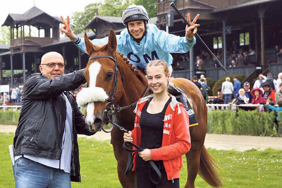 Jockey Michel Cadeddu freut sich mit
Gert Barsig (l.), Gatte von Trainerin
Claudia Barsig, über den Sieg auf Christo.