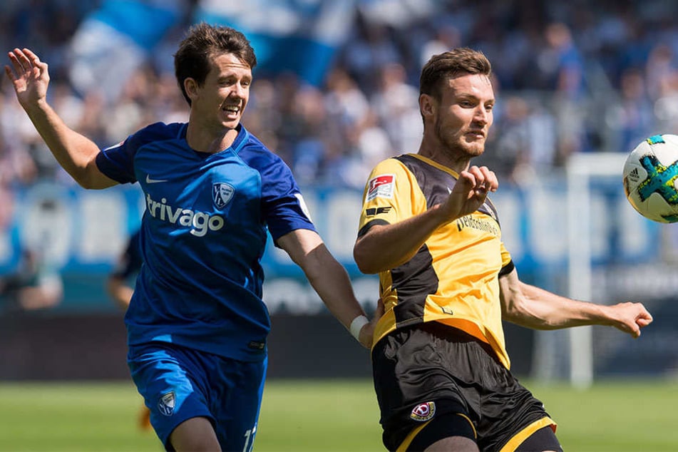 Der Bochumer Robbie Kruse und der Dresdner Florian Ballas haben den Ball im Blick.