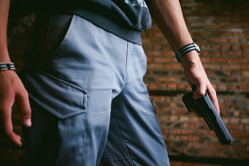 Erst drohte der Mann den Bewohnern eines Mehrfamilienhauses, dann der Polizei. (Symbolbild)