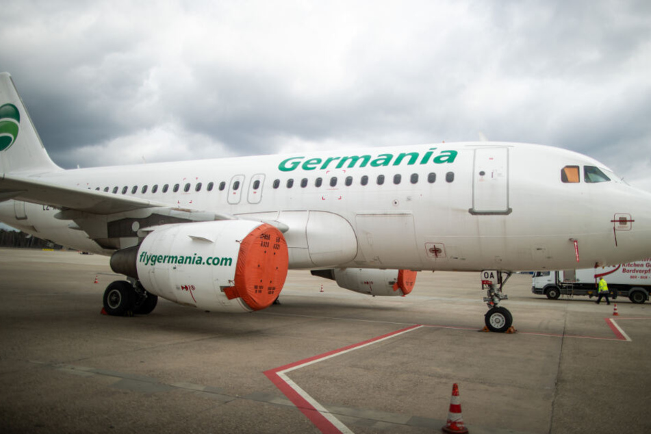 Ein Flugzeug der insolventen Berliner Fluggesellschaft Germania steht auf dem Vorfeld am Albrecht Dürer Airport in Nürnberg.