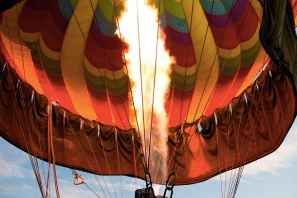 Zu Beginn muss der Ballon erst einmal mit Gas gefüllt werden.