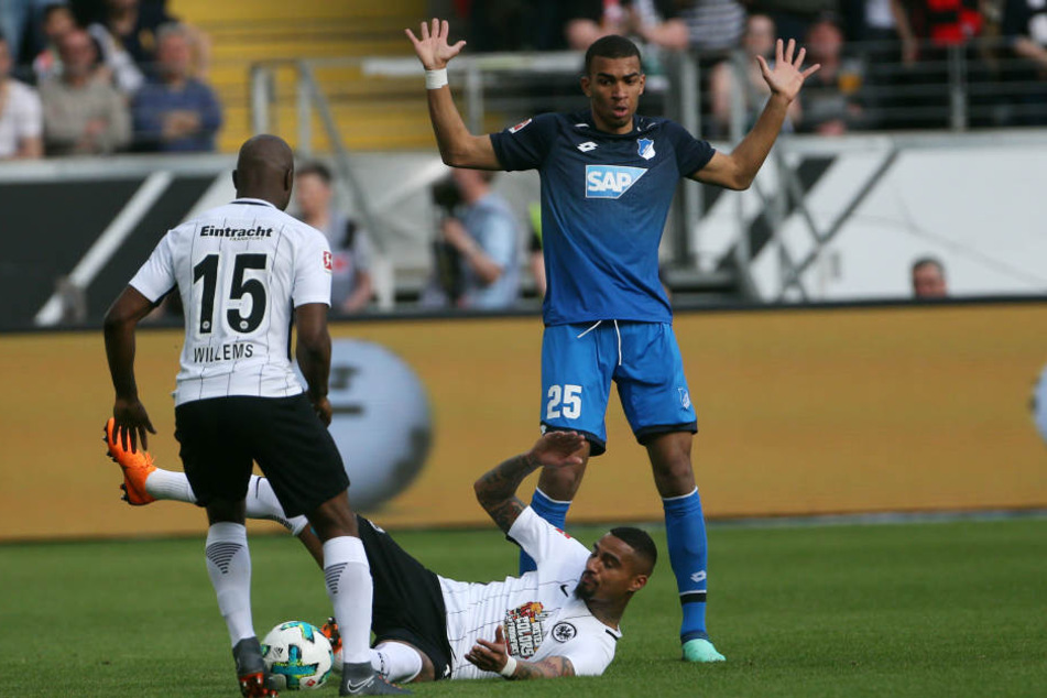 Kevin-Prince Boateng (am Boden) wird von Kevin Akpoguma (re.) gefoult.