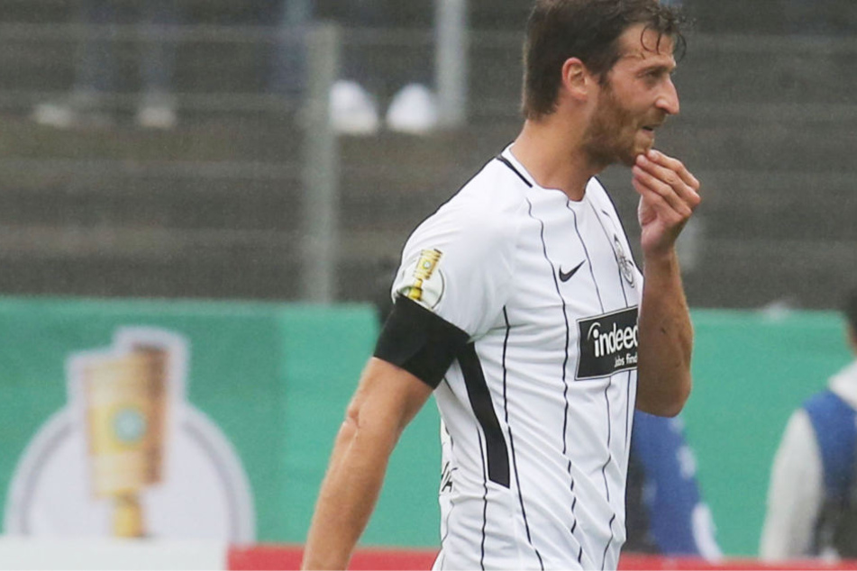 David Abraham sah nach einer "Notbremse" rot und musste den Platz verlassen.