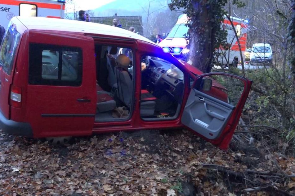 Der Mini-Van krachte frontal gegen einen Baum.