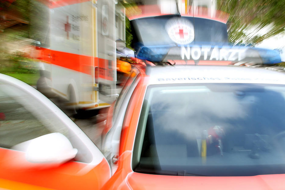 Ein Rettungswagen musste den Schwerverletzten ins Krankenhaus bringen. (Symbolbild)
