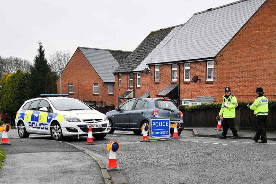 Polizisten kontrollieren Anfang April 2018 die Zufahrt zur Christie Miller Road in Salisbury, nahe dem Haus des Doppelagenten Skripal.