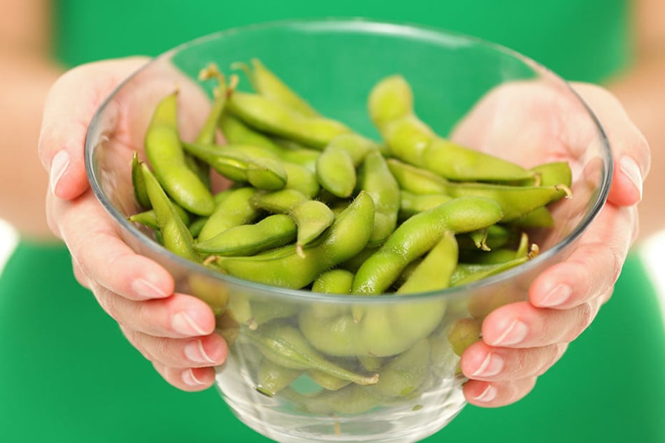Nach dem Kochen die Edamame in eine Schüssel geben und mit groben Meersalz bestreune.