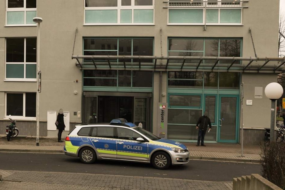 Ein Mann mit Messer bedrohte einen Wachmann in der Dresdner Agentur für Arbeit.
