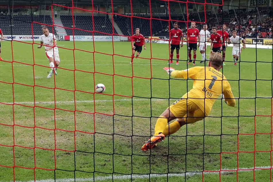 Eine entscheidende Szene von Zwickaus 0:2-Hinspielpleite in Großaspach: Toni Wachsmuth (l.) scheitert mit einem Handelfmeter an Schlussmann Kevin Broll.