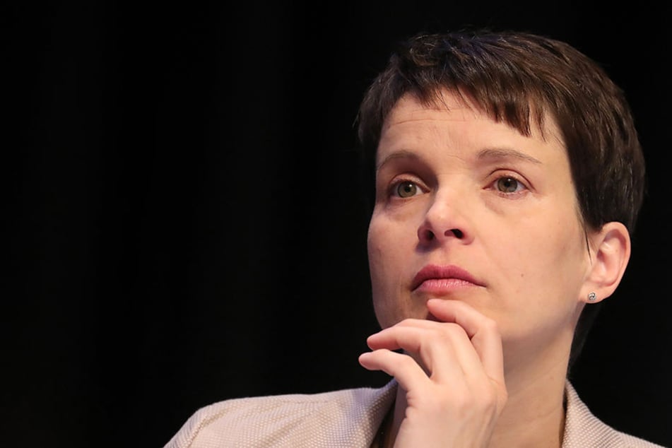 Was wie ein Lob klingt, könnte in Wahrheit der Versuch sein, Frauke Petry (41) als Fraktionsvorsitzende zu verhindern.