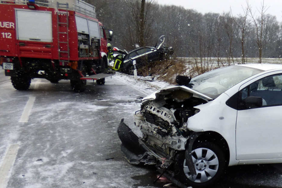 Die Autos prallten frontal zusammen.