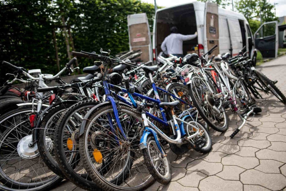 Polizisten hatten den Transporter, beladen mit mindestens 36 Fahrrädern, teils versteckt unter Elektroschrott und Autoreifen am 02.05. aufgegriffen.