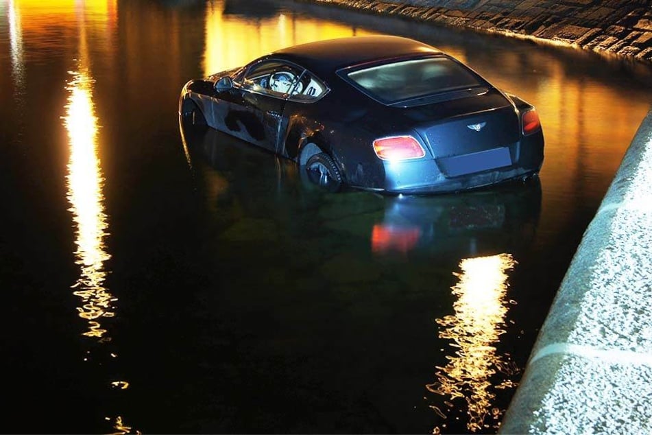 Ein Deutscher fuhr in der Schweiz mit seinem Bentley in den Zugersee.