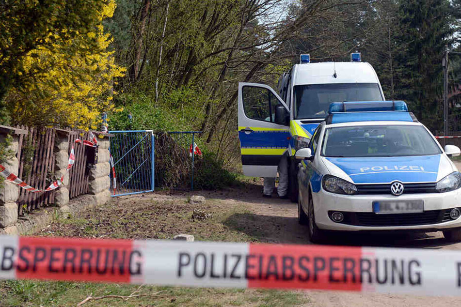 Polizisten sperren am 10. April 2017 in Borkheide (Brandenburg) die Straße ab.