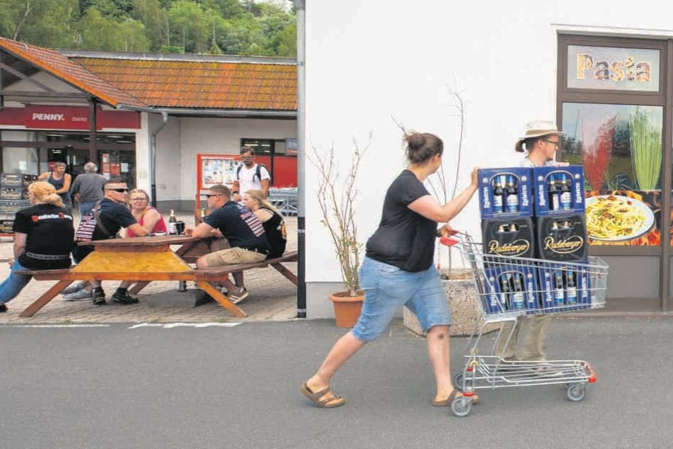 Pfiffige Aktion: Auch diese Supermarkt-Kundin karrte kistenweise Bier davon, damit Neonazis auf dem Trocknen sitzen bleiben.