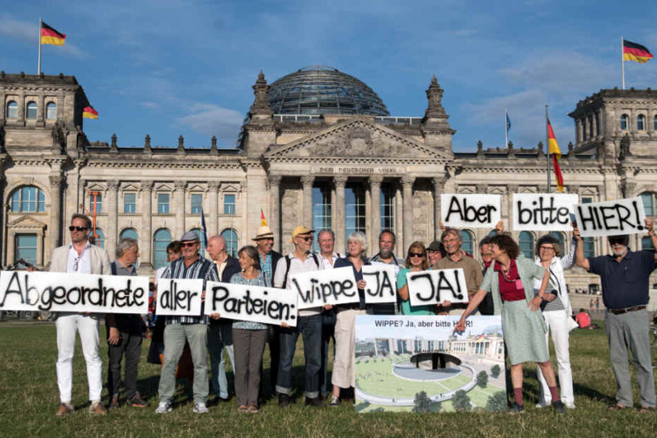 Demonstranten plädieren für einen Standort vor dem Reichstag.