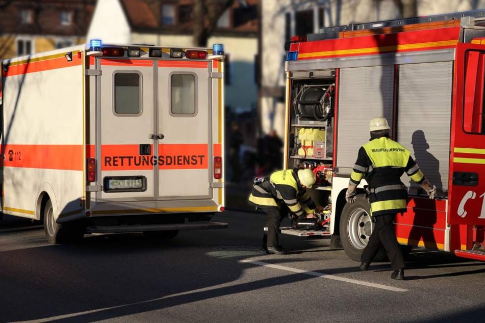 Feuerwehr und Krankenwagen eilten zu den Verletzten. (Symbolbild)