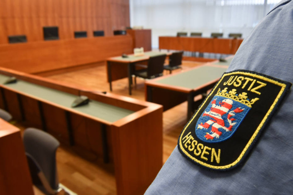 Insgesamt zwölf Mal brach die Diebesbande, auf der Suche nach Zigaretten, ein (Symbolfoto).