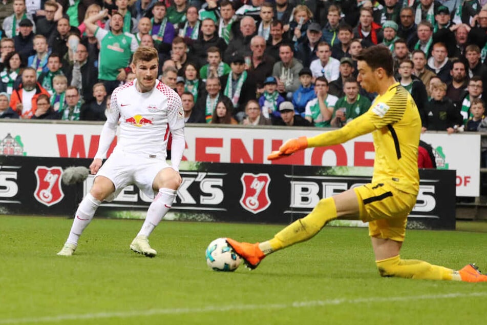 Und das war sie, die Siegchance für die Roten Bullen: Werner schießt mit rechts, Torhüter Jiri Pavlenka wehrte den Ball mit dem linken Fuß ab. "Eigentlich macht er die blind", sagt Trainer Ralph Hasenhüttl.