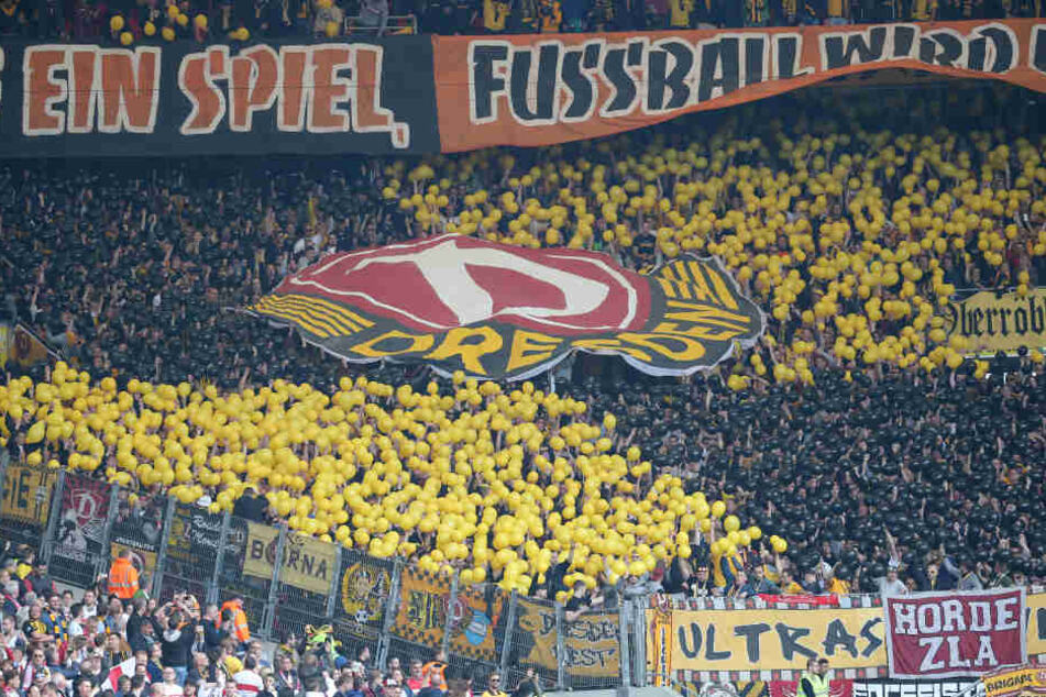 Die Fans hatten sich vor Beginn das Spiel mit jeder Menge Luftballons ausgestattet.
