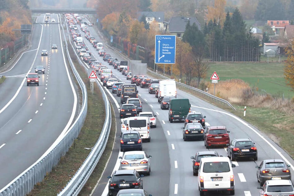 Auf der Autobahn staut sich der Verkehr.