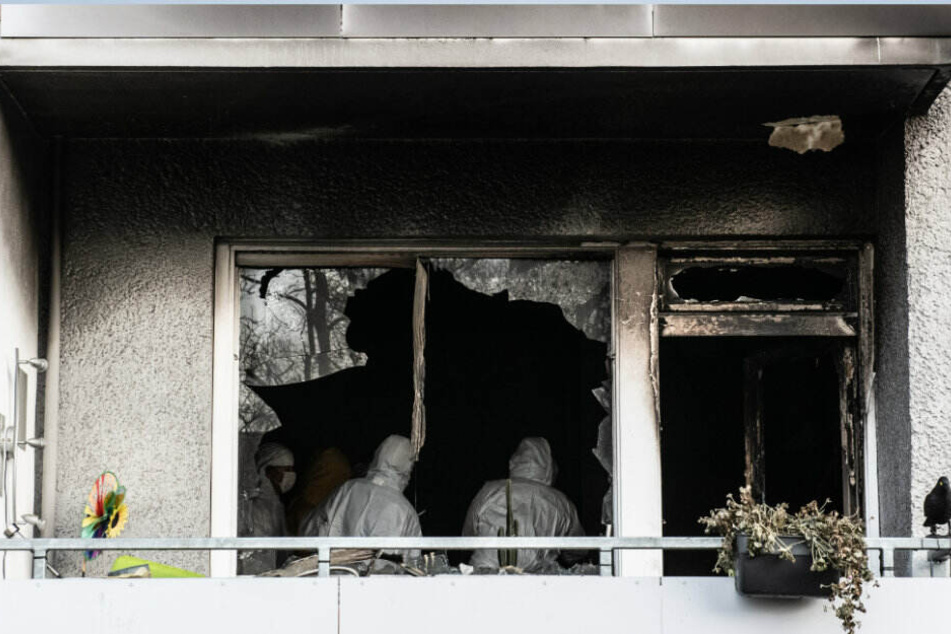 Im Februar 2019: Ermittler der Polizei stehen in der ausgebrannten Wohnung in Schöneberg.