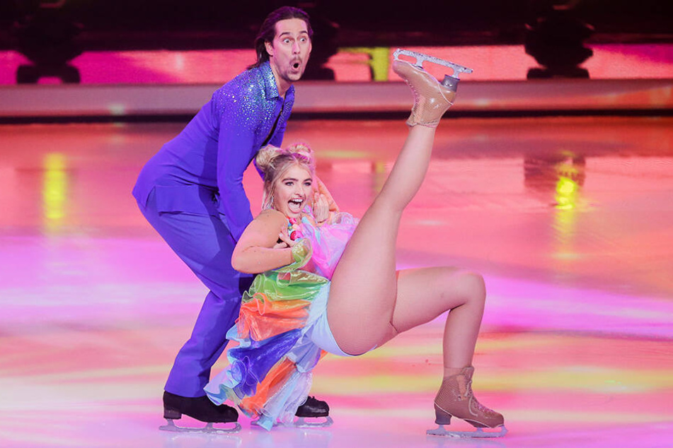 Bei "Dancing on Ice" hat Sarina sichtlich Spaß.
