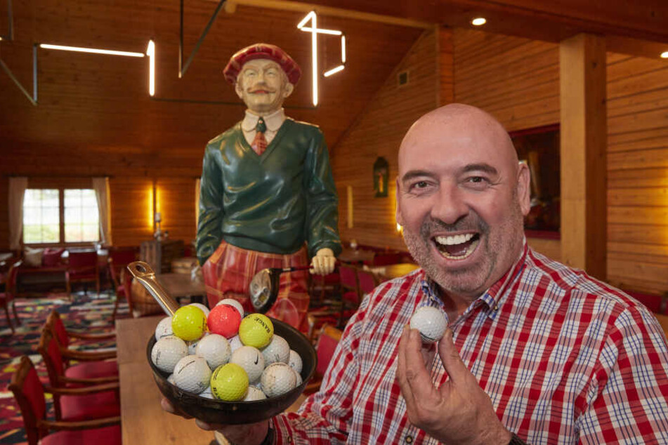 Kocht mit Humor: Wirt Kali Schneider (58) haut schon mal ein paar Golfbälle in die Pfanne.