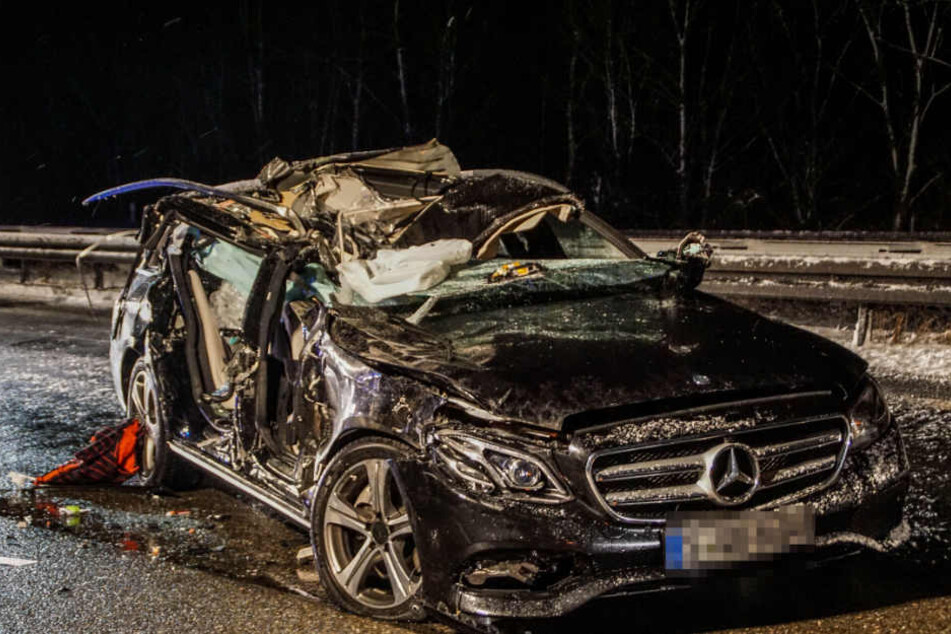 Das Wrack des Mercedes. Der Fahrer war bei Glätte zu schnell unterwegs.