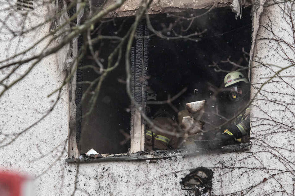 Feuerwehrmänner am Sonntagabend in der ausgebrannten Wohnung in Berlin-Zehlendorf.