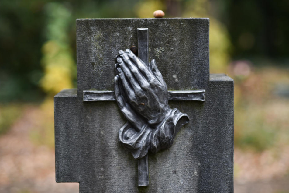 Die Diebe waren auf dem Zentralfriedhof und dem Donatsfriedhof unterwegs. (Symbolbild)