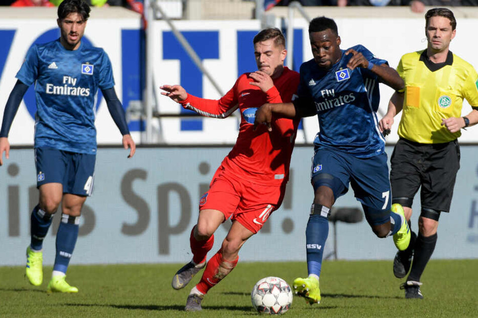 Heidenheims Nikola Dovedan (links) und Khaled Narey von Hamburg kämpfen um den Ball.